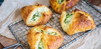 Lisnati trokutići sa sirom i špinatom