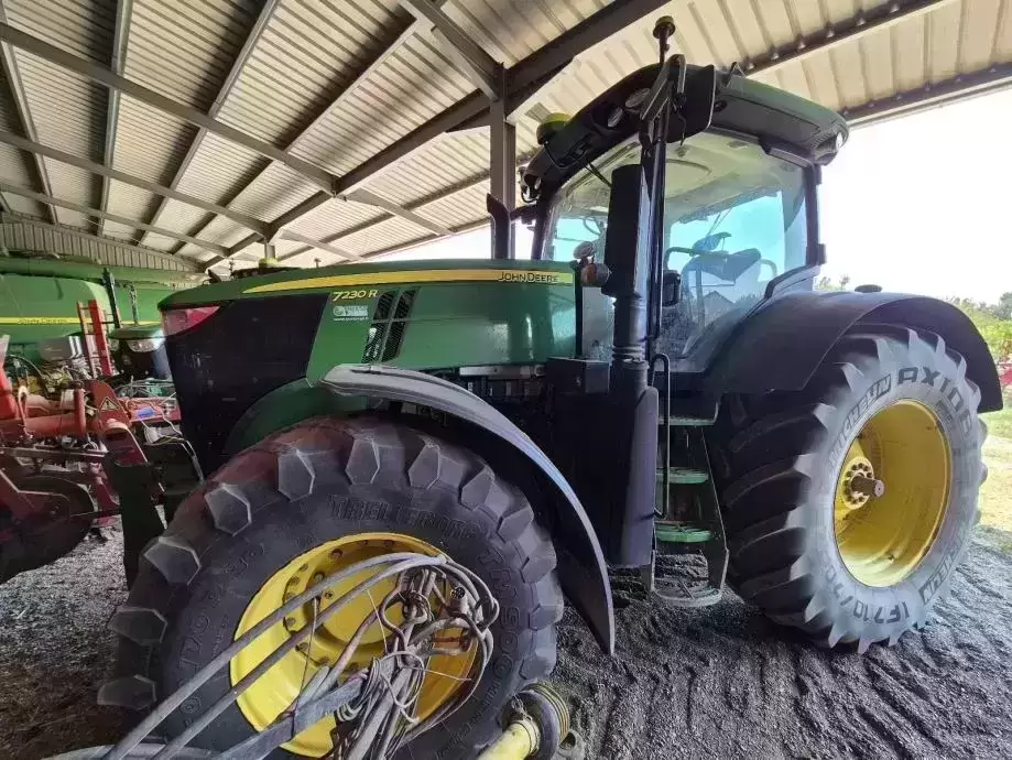 John Deere 7230R