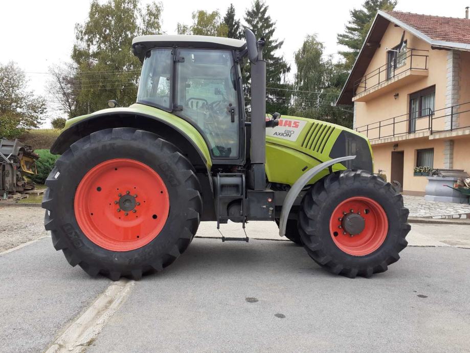 CLAAS AXION 810
