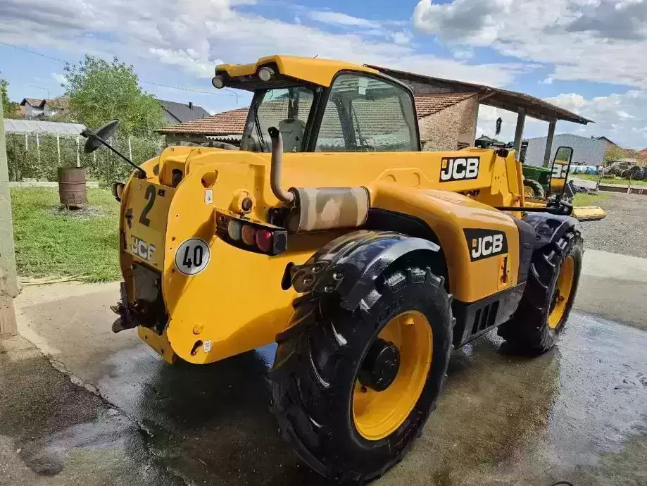 gallery_3_teleskopski-utovarivac-jcb-536-70-agrisuper-slika-224802091_1756637875.jpg