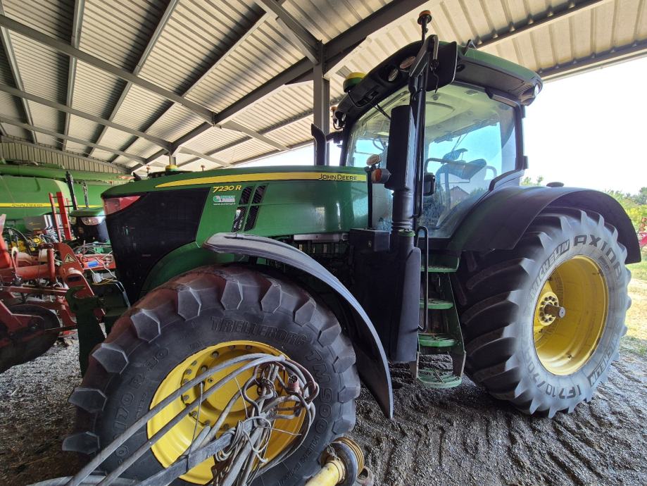 John Deere 7230R