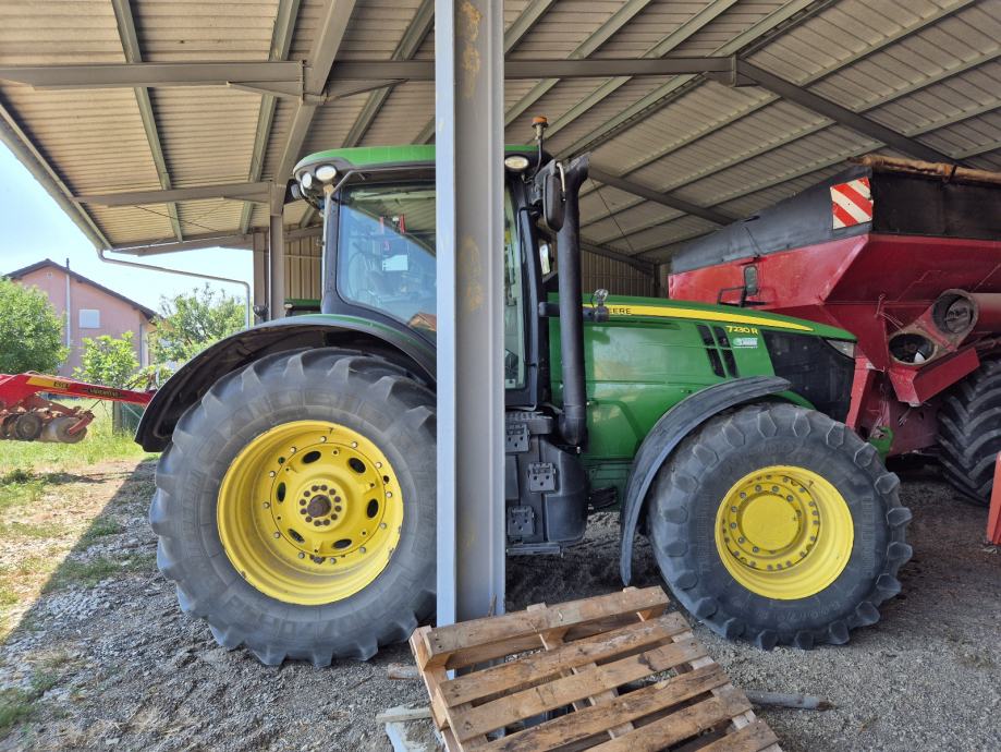 gallery_1_john-deere-7230r-model-zrak-slika-253761135_1756637989.jpg